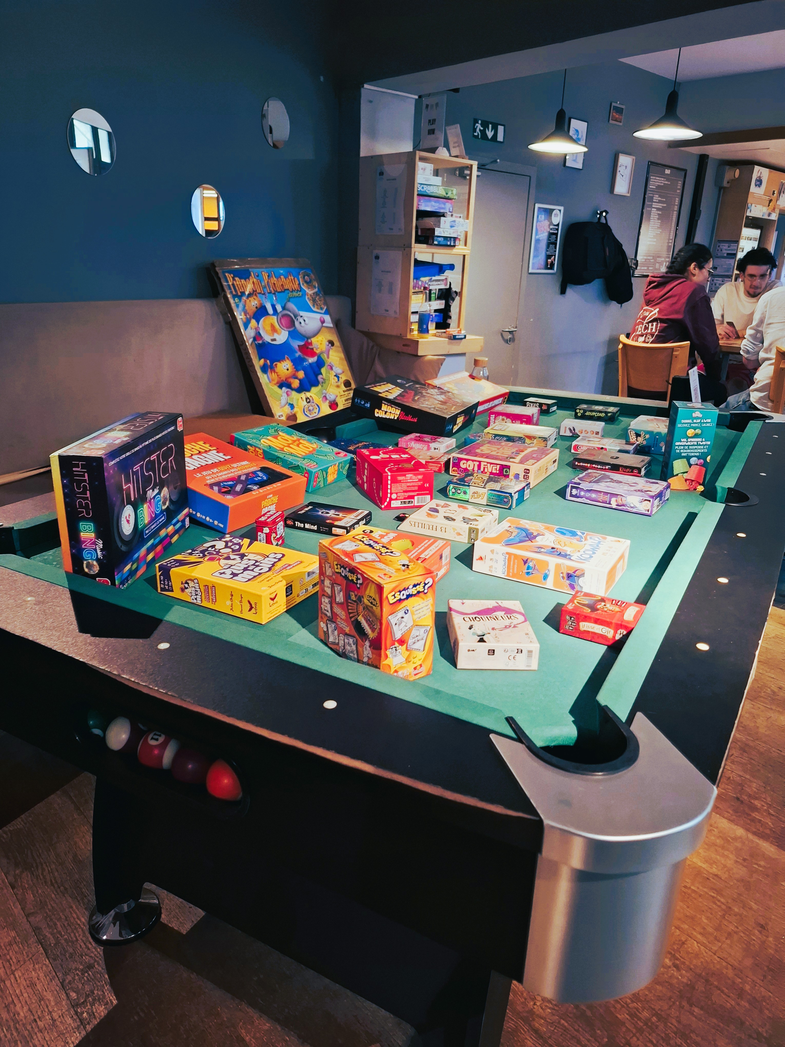Soirée jeux entre amis autour d'une table en bois